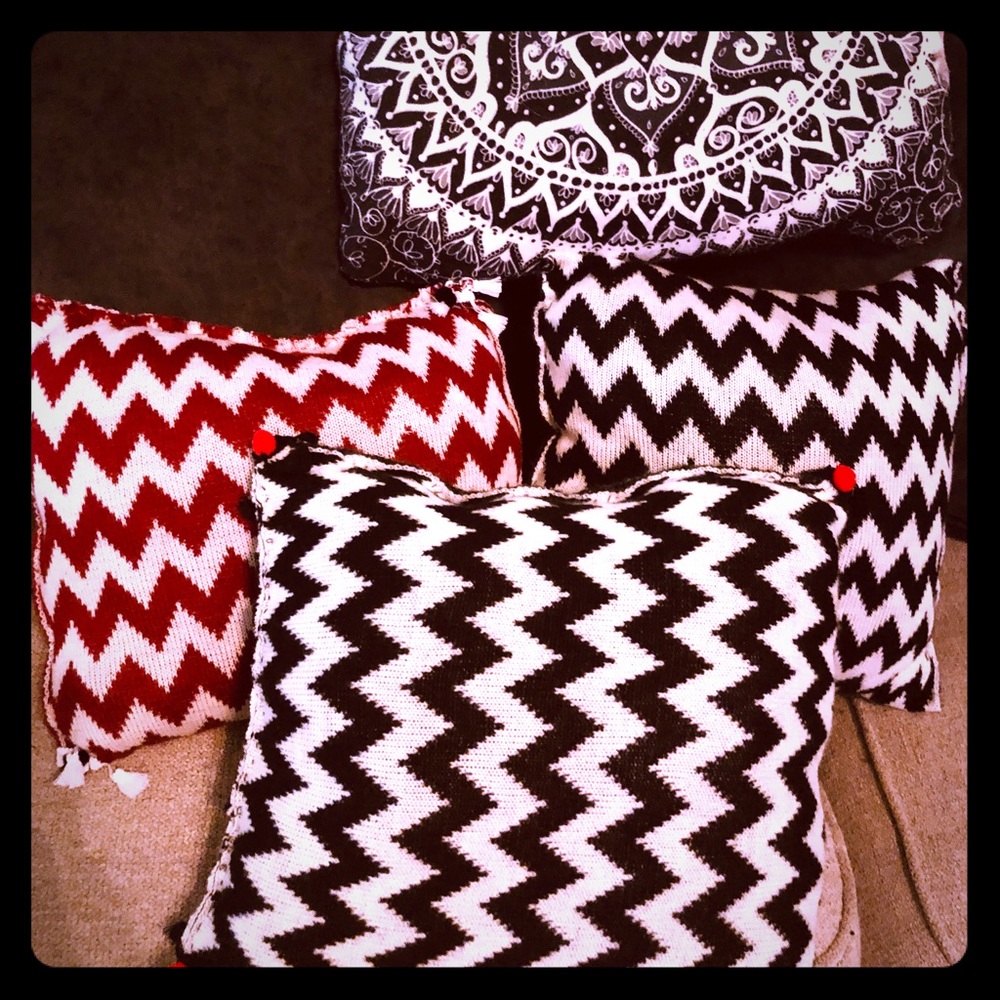 4  zigzag decorative pillows. Mini throws! Lovely